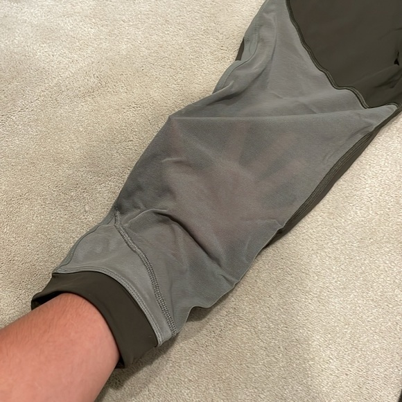 Lululemon Size 12 Crop Legging with Mesh and Zipper - Picture 4 of 5